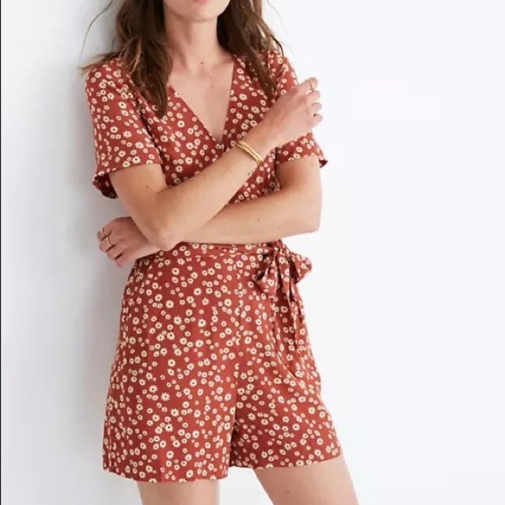 Madewell Wrap front Romper in Daisy Floral Size 00 Short sleeve front pockets